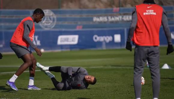 Kylian Mbappé y el momento en el que cayó lesionado. (Foto: Captura)