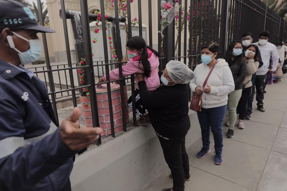 Decenas de personas continúan llegando este lunes a los exteriores de la Basílica Santuario de Santa Rosa, ubicada en la Av. Tacna, en Cercado, para dejar cartas y ofrendas a la patrona de Las Américas, cuyo día se conmemora hoy, 30 de agosto. (Foto: Leandro Britto/@photo.gec)