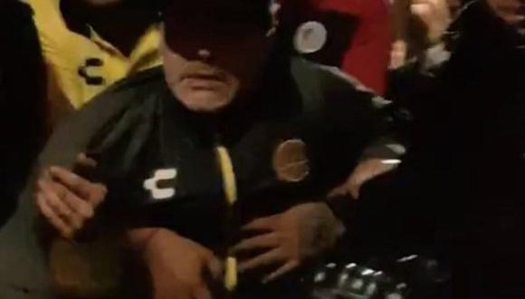 Maradona agarra a golpes a hinchas rivales que se burlaron de él [VIDEO]