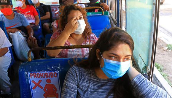 El 10 de octubre comenzó la entrega de los 760 soles a quienes fueron incluidos en el padrón del segundo bono. Aquí, los pasajeros viajan en un autobús de ruta rural con asientos vacíos entre ellos como medida de prevención contra la propagación del coronavirus en Moche (Foto: Celso Roldan / AFP)