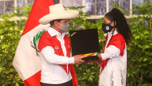 El presidente de la República, Pedro Castillo, reconoció y felicitó a la para taekwondista Angélica Espinoza. Foto: Twitter
