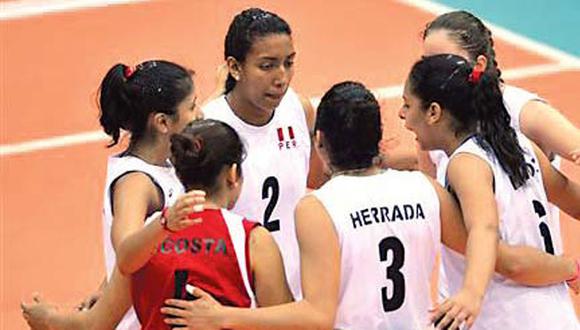 Manos morenas se elevan y punto