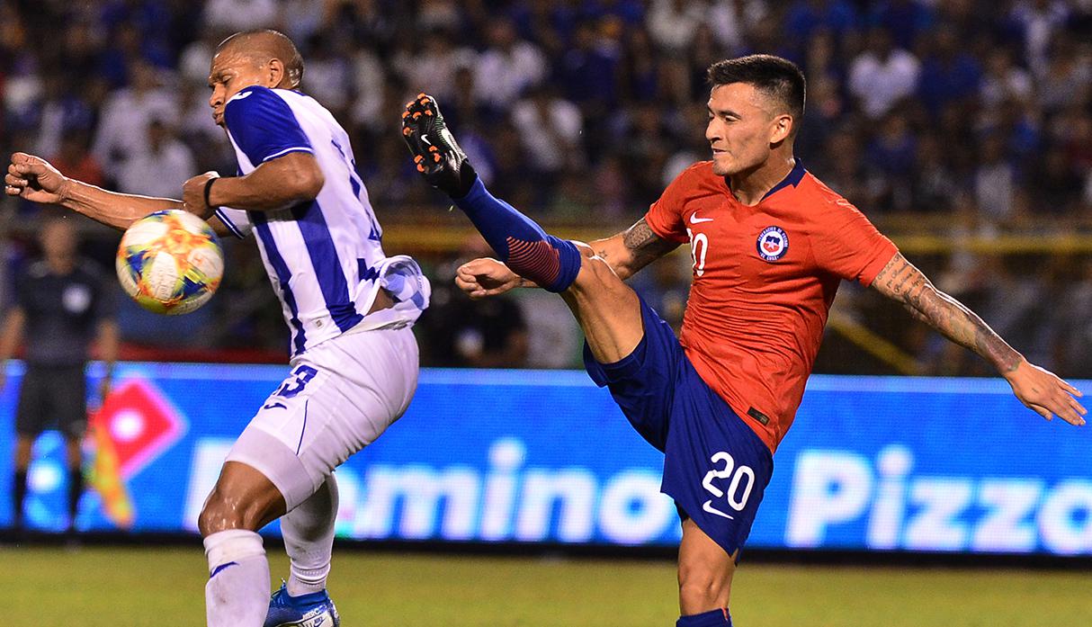 Charles Aranguiz llegó a Santiago y dijo que no deberían jugar ante Perú. (Foto: AFP)