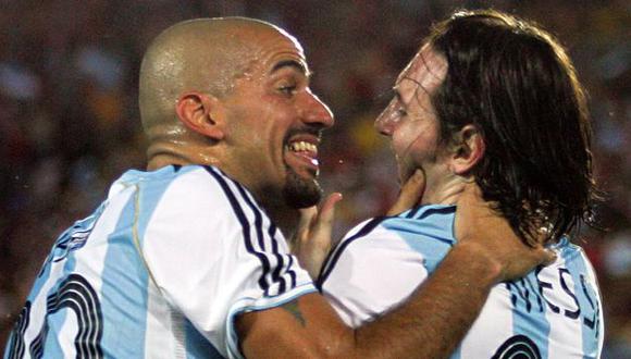 Lionel Messi y Juan Verón jugaron el Mundial 2010 con la 'Albiceleste'. (Foto: AFP)