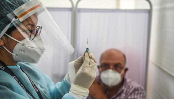 Violeta Bermúdez señaló que el Gobierno estima culminar el proceso de vacunación contra el coronavirus a toda la población para fines del 2021.(Foto: Ernesto Benavides/AFP)
