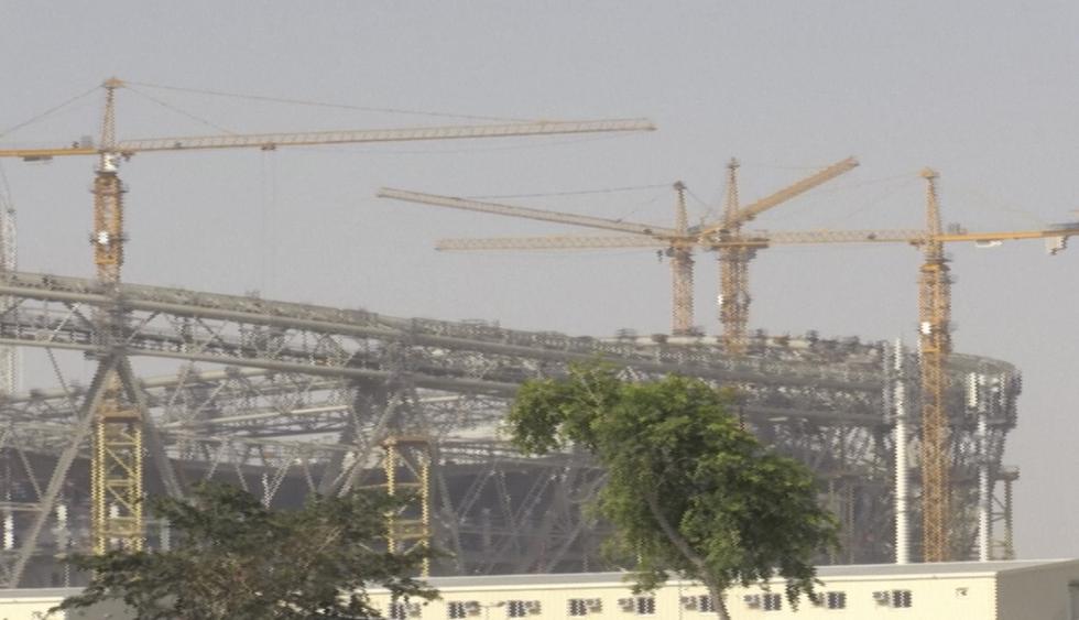 La agencia AFP presenció que las obras de construcción del estadio Lusail, donde se jugará la final del Mundial Qatar 2022, continúan en medio de la pandemia. (Captura: AFP TV)