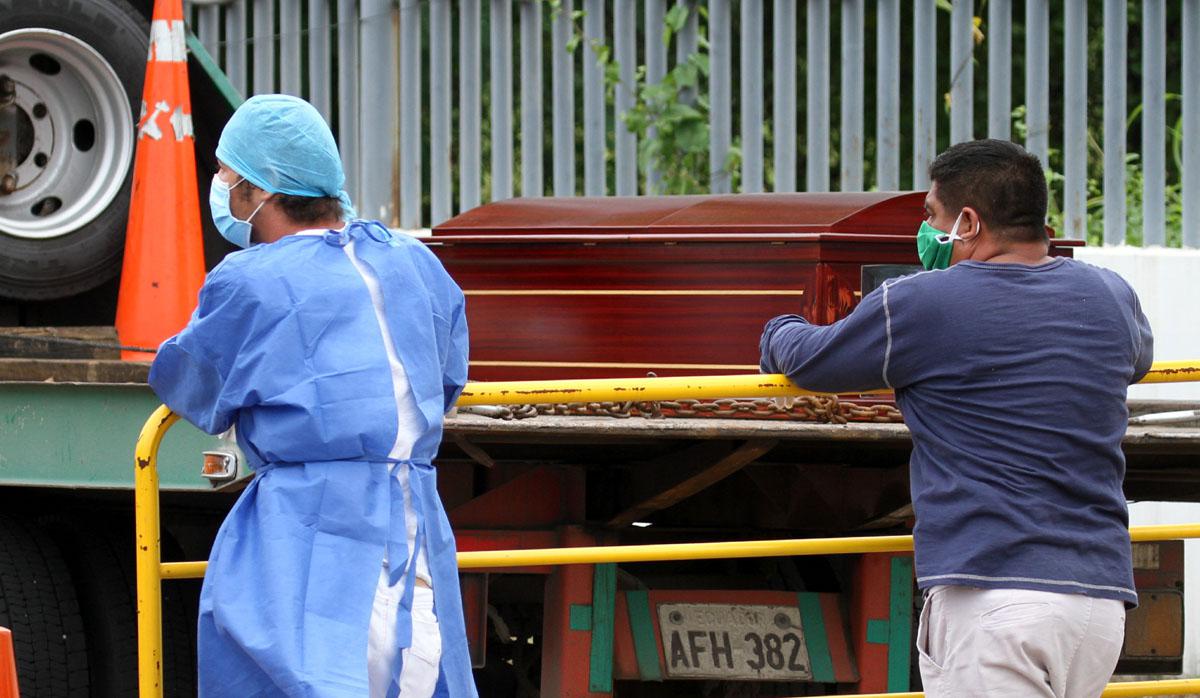 Los residentes de Guayaquil, en el suroeste de Ecuador, expresan su indignación por la forma en que el gobierno ha respondido a las numerosas muertes relacionadas con el nuevo coronavirus, COVID-19. (Foto: AFP/Enrique Ortiz)