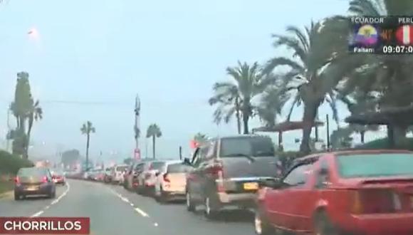 Cola de autos que esperan ingresar por el acceso que está al lado de Lima Marina Club del circuito de playas para la vacunación contra el COVID-19. (Captura: América Noticias)