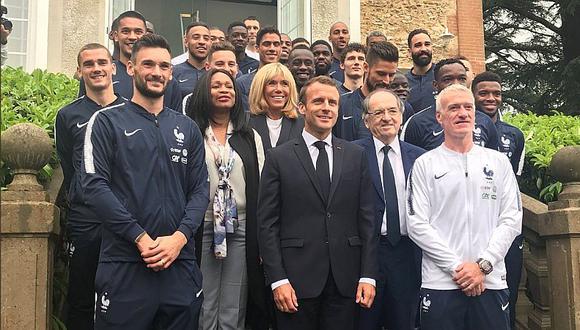 Selección de Francia recibe la visita del Presidente en su concentración
