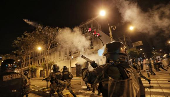 Los policías han lanzado bombas lacrimógenas para dispersar a los manifestantes. (Foto : Andrés Paredes/ @photo.gec)