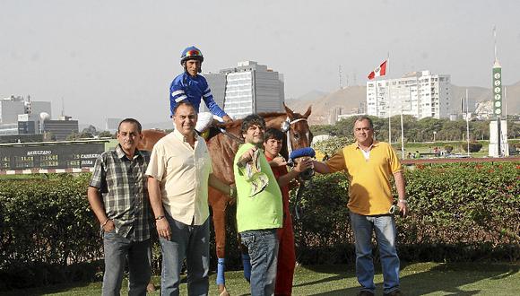 Almudena fue un poco más que Sociedad Secreta en clásico Estudie su Polla