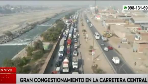 Decenas de vehículos avanzan a paso lento por la carretera Ramiro Prialé debido a un aniego. Foto: América Noticias