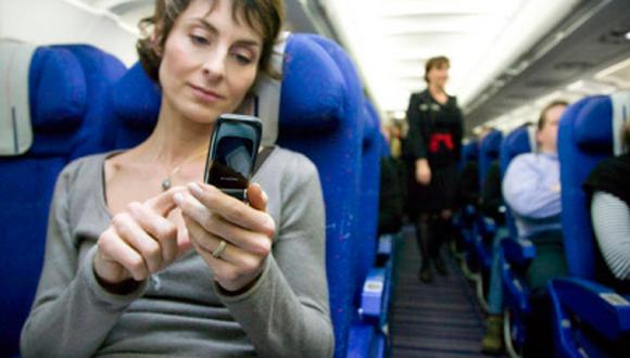Se podrá hablar con el celular en los aviones en el 2013