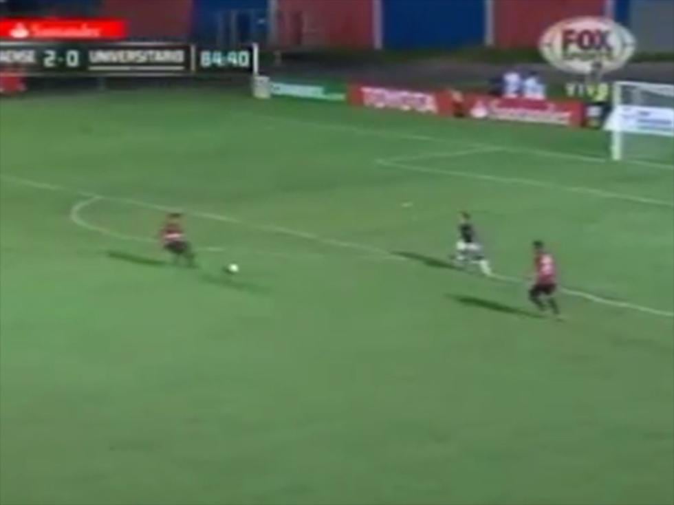 Universitario:El tremendo blooper de Carvallo que significó el tercer gol de Paranaense [VIDEO]