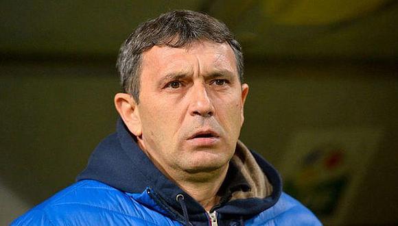 DT del Dinamo Bucarest sufrió infarto en pleno partido | VIDEO 