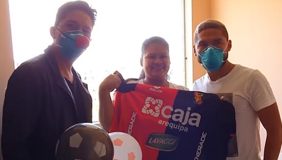 Melgar cortó sus camisetas y las volvió batas de hospital para los niños | VIDEO