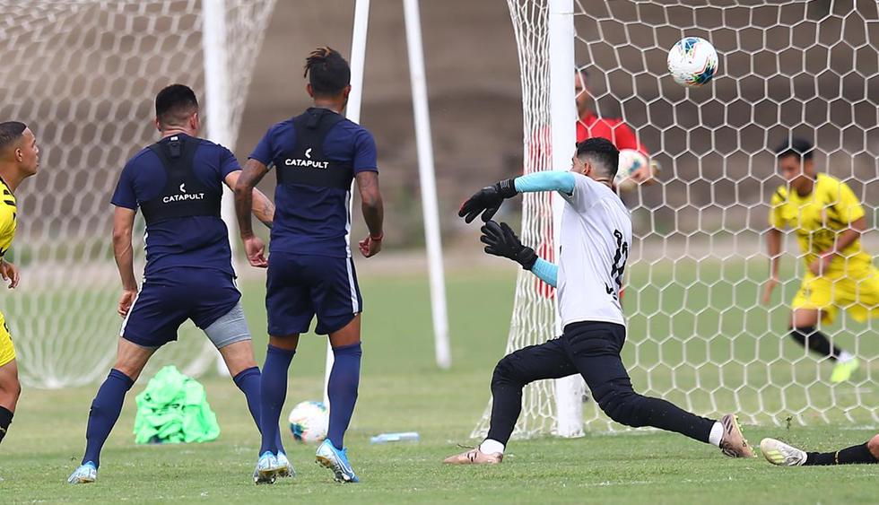 Así definió Jean Deza para anotar el primer gol. (Foto: Fernando Sangama / GEC)