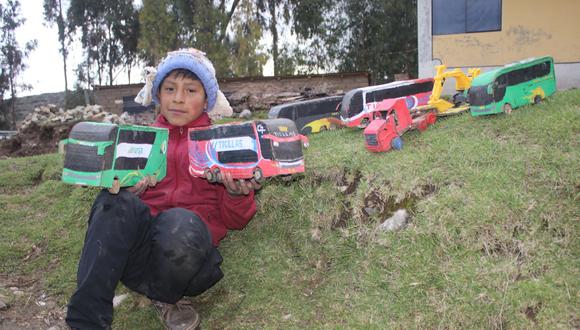 Conoce al creativo niño huancavelicano que construye su flota de buses de cartón. Foto: Municipalidad Distrital de Acoria