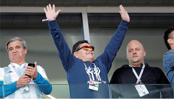 Diego Maradona fue ovacionado en estadio previo al debut de Argentina