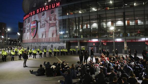 Los hinchas de Arsenal se mostraron en contra de los directivos tras el intento por pertenecer a la Superliga. (Foto: AFP)