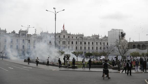La Policía lanzó bombas lacrimógenas en la plaza San Martín. ( Foto: Alessandro Currarino / @photo.gec)