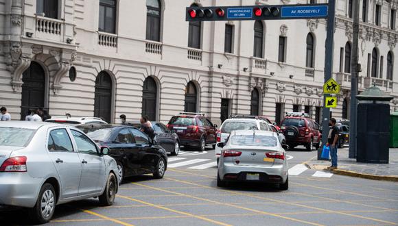 La Municipalidad de Lima indicó que los conductores de vehículos de transporte público o privado que crucen una intersección o giren cuando el semáforo esté en rojo y no haya una indicación contraria (M17) serán multados con S/552. (Foto: MML)