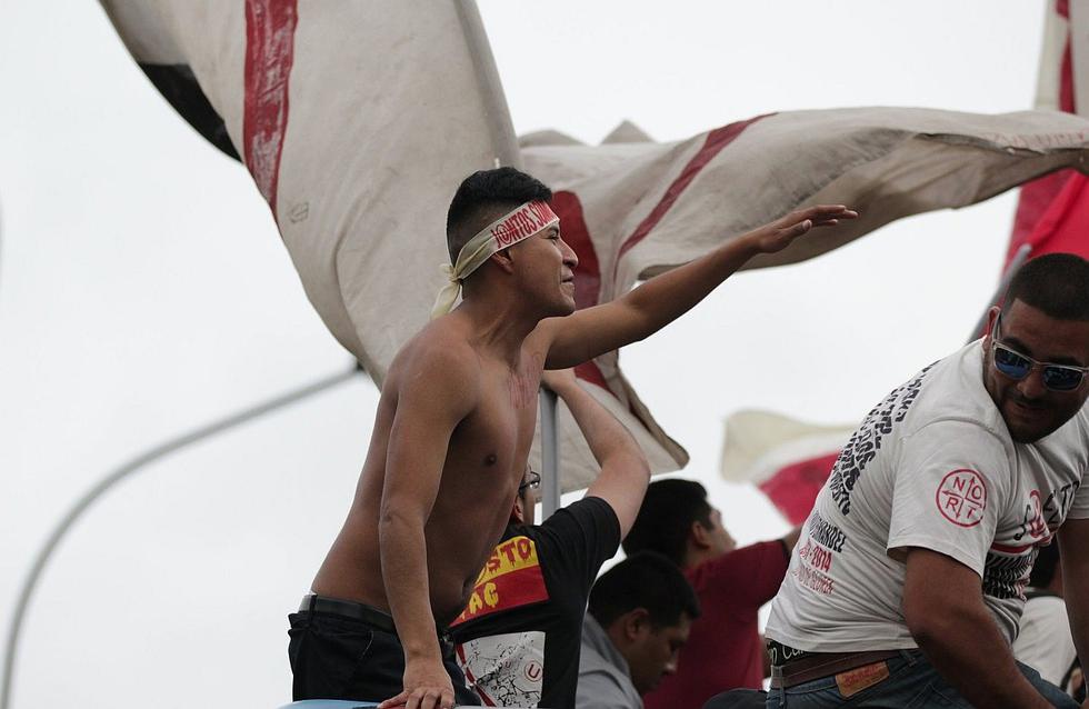 La emotiva salida de los jugadores de Universitario junto a sus hinchas