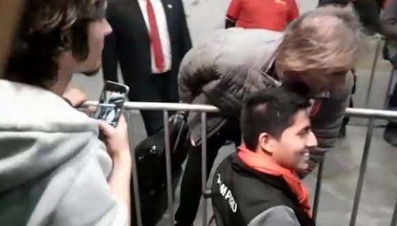 Selección peruana | Ricardo Gareca y el noble gesto con un hincha de la 'Bicolor' en el estadio Nacional | VIDEO