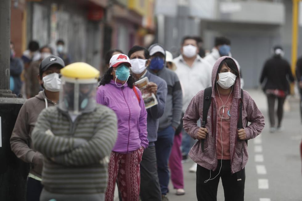 Así lucen las colas en los bancos para cobrar el Bono Familiar Universal: Foto: César Campos / GEC
