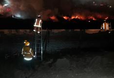 Bomberos piden agua para apagar y controlar incendio cerca a Pantanos de Villa