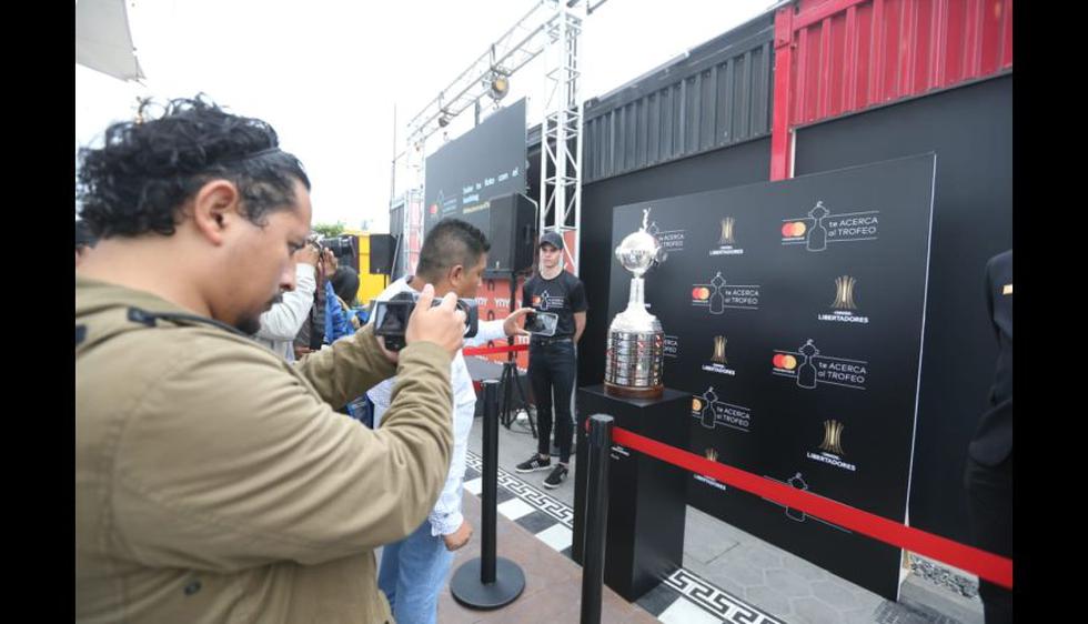 Así luce en Lima el trofeo de la Copa Libertadores. (Foto: Violeta Ayasta / GEC)