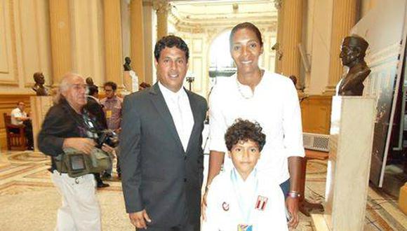 Alcalde de Cañete premió a campeón mundial de karate
