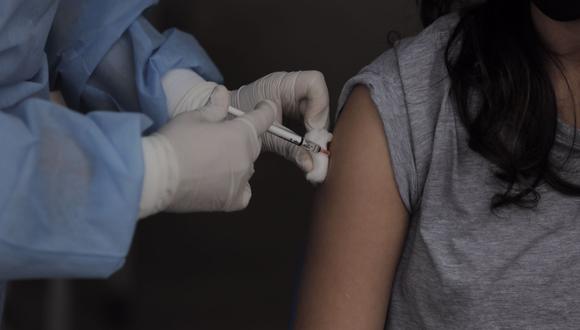 Esta semana se empezó a vacunar en Lima y Callao a los adolescentes desde los 18 años de edad. Este grupo etario recibirá la vacuna del laboratorio AstraZeneca. (Foto: GEC)