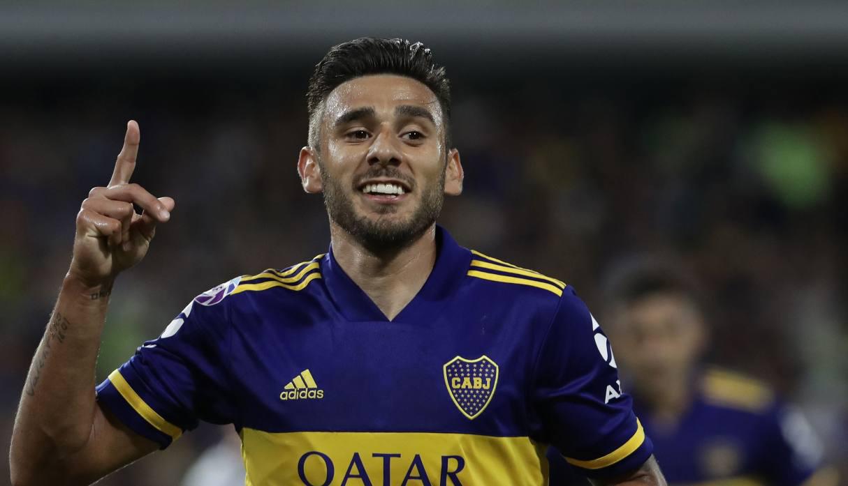 La celebración entre Eduardo 'Toto' Salvio y su madre después del título de Boca Juniors. (Foto: AFP)