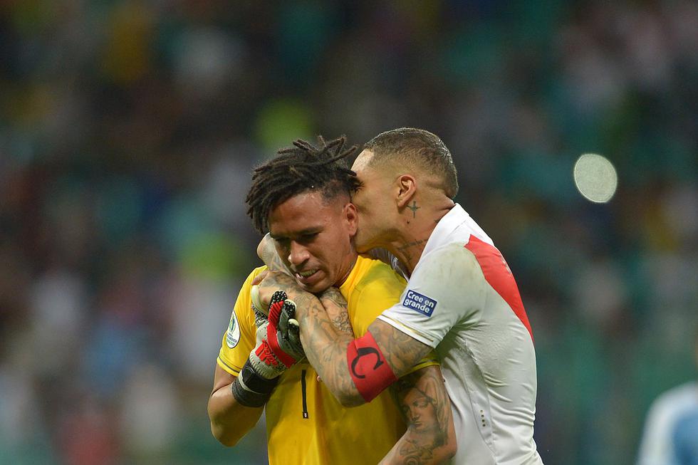 ¡El beso de la clasificación! Foto de Paolo Guerrero y Pedro Gallese da la vuelta al mundo y ya es viral