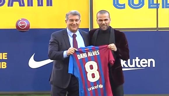 Dani Alves recibió la ovación de los hinchas azulgranas en el Camp Nou. Foto: FC Barcelona redes