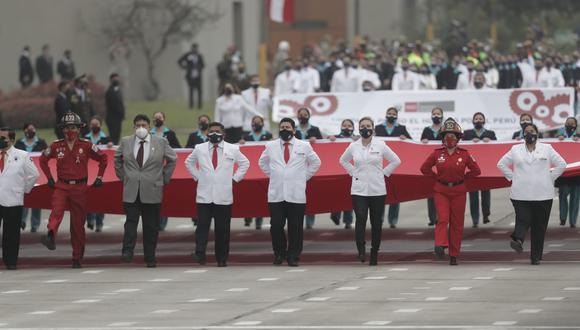 Un grupo de médicos encabezó la presentación de la compañía denominada Pongo el hombro por el Perú durante el Desfile Militar. (Foto: Renzo Salazar @photo.gec)