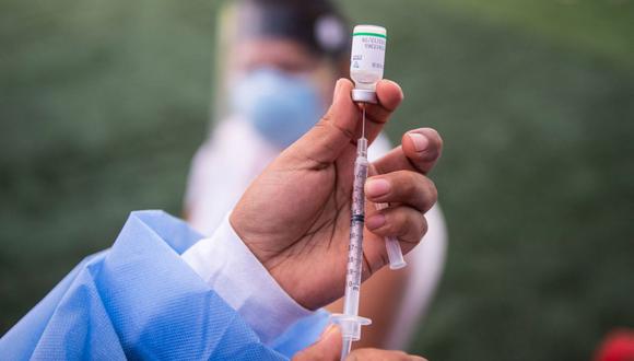 Un grupo de los 12 mil voluntarios del ensayo clínico de Sinopharm reclaman acceder a dosis contra el COVID-19. | Foto referencial:  AFP