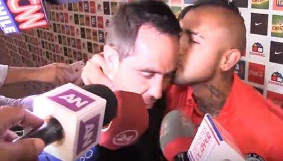 Selección chilena: Arturo Vidal le dio un beso a Claudio Bravo