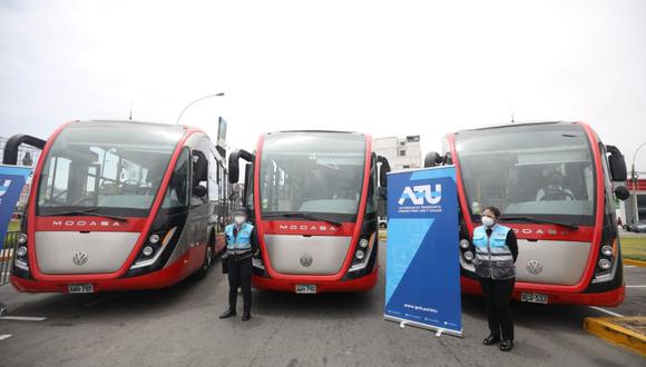 El nuevo servicio contará con una flota conformada por 13 vehículos, 3 de los cuales son buses articulados de 18 metros, que tienen capacidad para 49 personas sentadas y funcionan a gas natural. (Fotos Britanie Arroyo / @photo.gec)