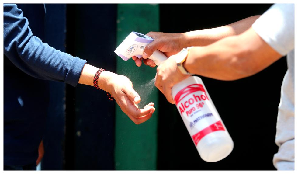 La desinfección de manos con uso de alcohol medicinal o gel anti bacterial seguirá siendo de uso frecuente. Foto: Lino Chipana Obregón / @photo.gec