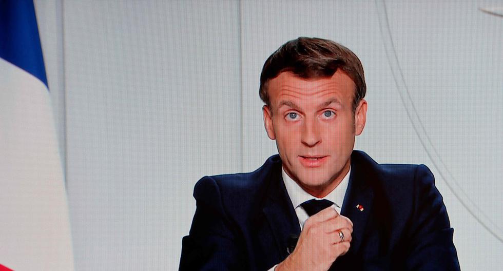 El presidente de Francia, Emmanuel Macron, es visto en una pantalla de televisión en París, el 28 de octubre de 2020. El mandatario anuncia medidas por el coronavirus. (AFP / Ludovic MARIN).