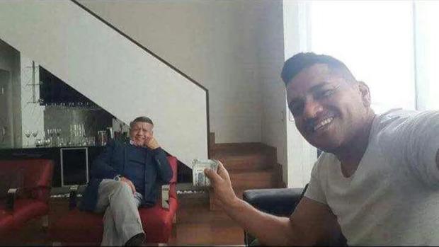 Plata como cancha: César Acuña y el día que fue captado entregando un fajo de billetes a Fischer Guevera [FOTO] | FUTBOL-PERUANO