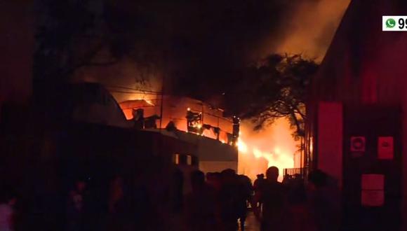 Incendio en almacenes en San Juan de Lurigancho movilizó a más de 30 unidades de los Bomberos. (Captura: América Noticias)