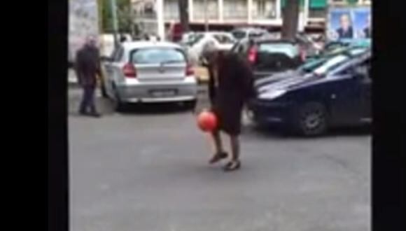 Anciana demuestra su habilidad en el fútbol [VIDEO]