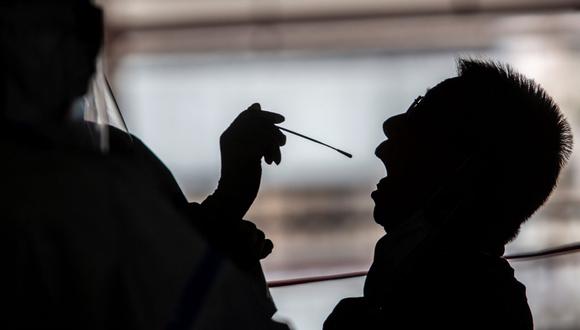 Un hongkonés de 33 años se ha convertido en el primer caso documentado de reinfección por coronavirus. (Foto: ISAAC LAWRENCE / AFP)