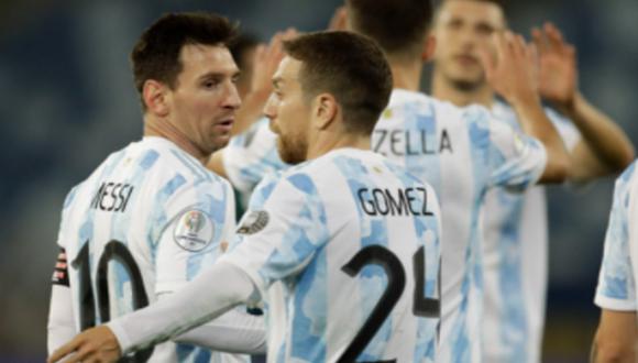 'Papu' Gómez salió al frente para defender a Lionel Messi. Foto: AP.