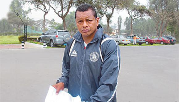 Asistente de León de Huánuco se defiende de los ataques del "Torito" Araujo.