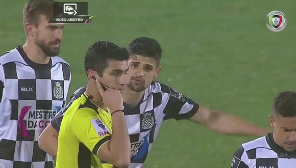 Hinchas tapan cámara del VAR para que arbitro no anule gol en offside [VIDEO]