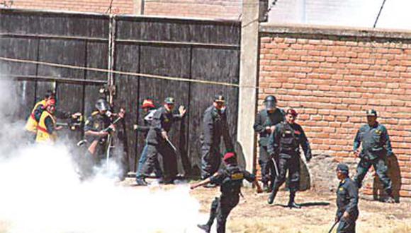 Barristas de la U protestaron por entradas, policía lanzó gases lacrimógenos y hubo una batalla campal en Huancayo